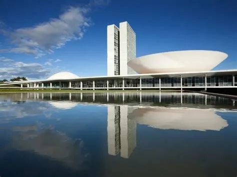  Oscar Niemeyer's Brasília: A Visionary City Embracing Futurism and Sparking Architectural Debate